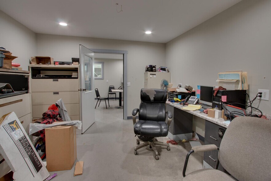 More Photos Of 25137 Outer Road 27, Wayland Auto Repair For Lease