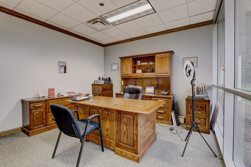 More Photos Of N28W23000 Roundy Dr, Pewaukee Office For Sale