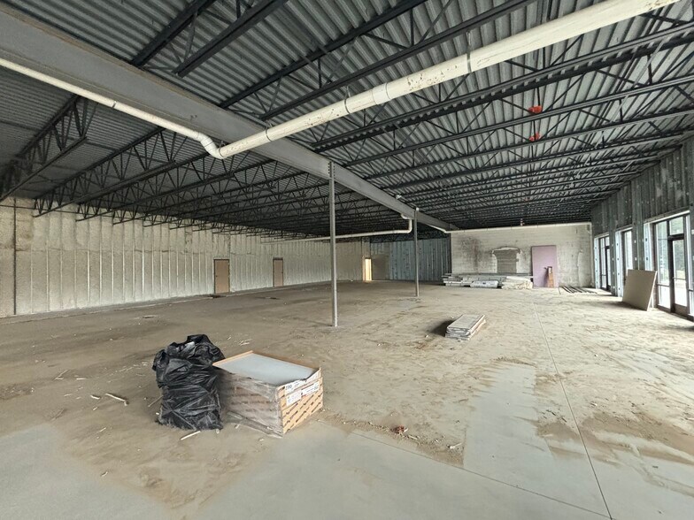 More Photos Of 4233-4239 W Saginaw Hwy, Lansing Freestanding For Lease