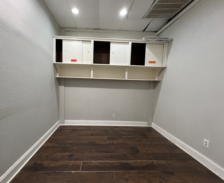 More Photos Of 1701 N Elm St, Denton Office For Sale