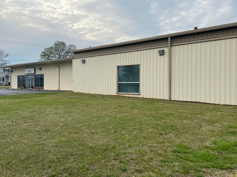 More Photos Of 2307 S Boston Rd, Danville Flex For Sale