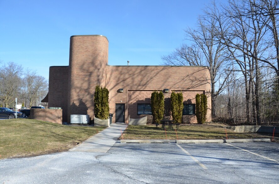 More Photos Of 200 E Silverbell Rd, Lake Orion Office For Sale