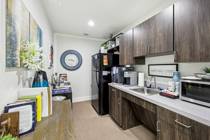 More Photos Of 217 E Debbie Ln, Mansfield Medical For Lease