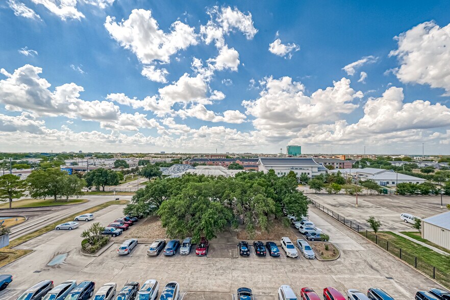 More Photos Of 6100 Corporate Dr, Houston Office For Sale