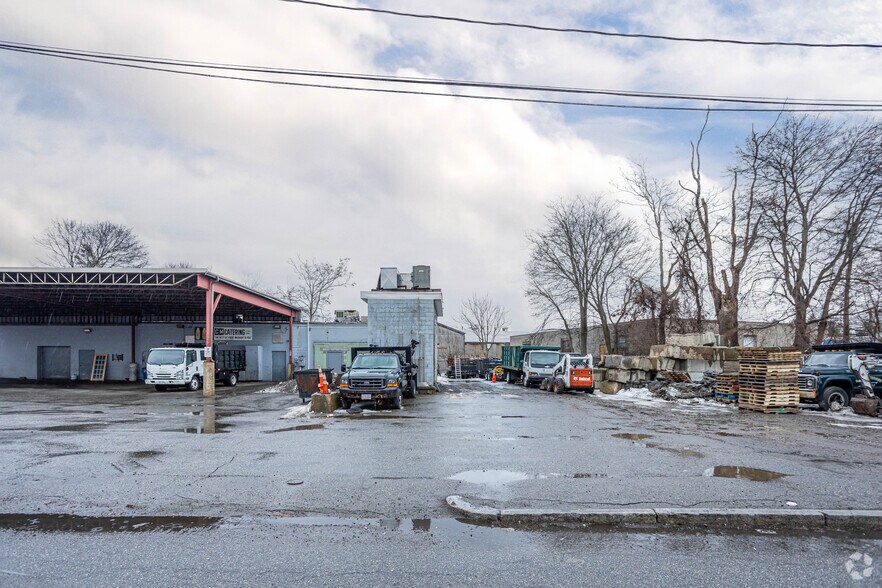 More Photos Of 16 Fountain St, Waltham Service For Lease