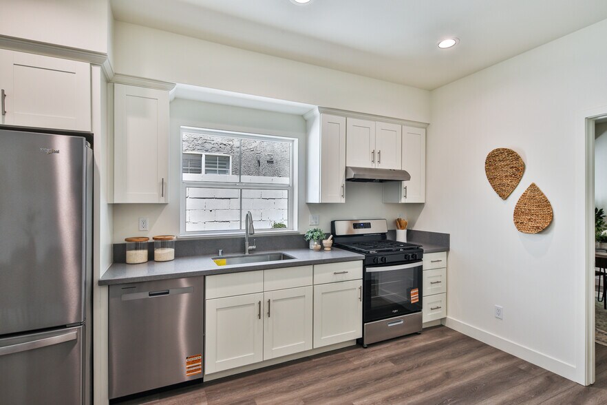 More Photos Of 6836 Whitman Ave, Van Nuys Multifamily For Sale