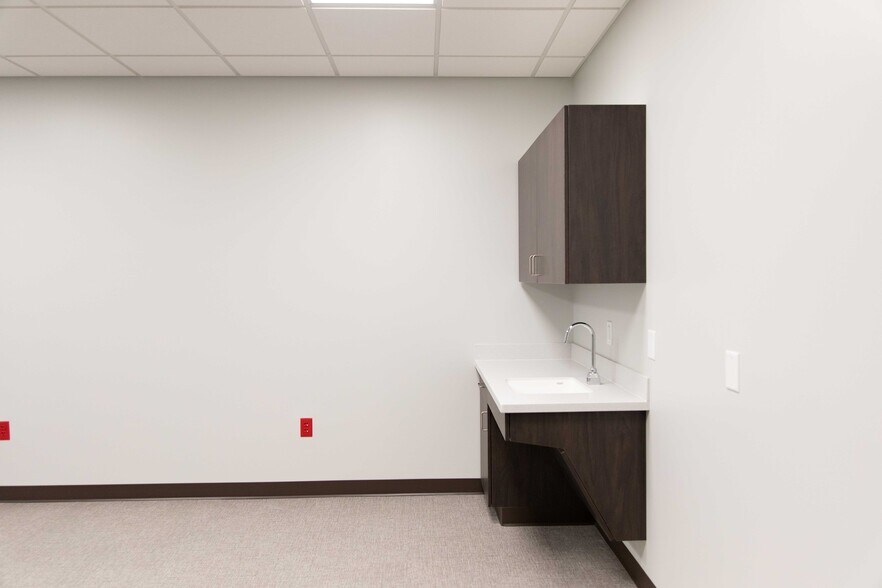 More Photos Of 17030 Lakeside Hills Plz, Omaha Medical For Lease