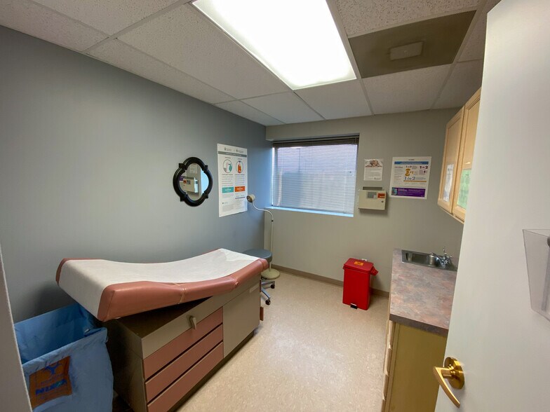 More Photos Of 26005 Ridge Rd, Damascus Medical For Lease