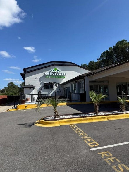 Primary Photo Of 31 Berkshire Dr, Columbia Hotel For Sale