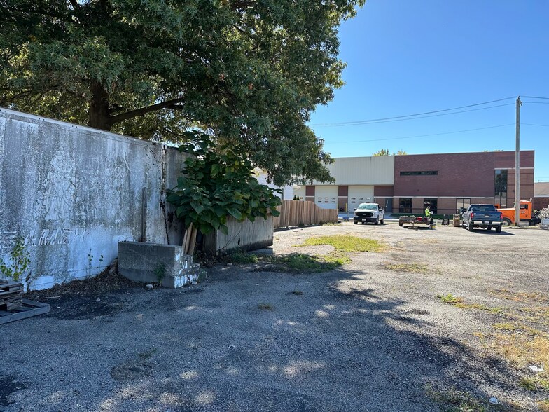 More Photos Of 102 E Park St, Taylorville Freestanding For Sale