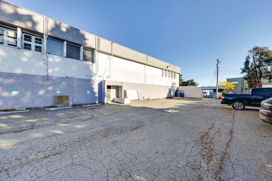 More Photos Of 7060 Waltham Ave, Burnaby Warehouse For Lease