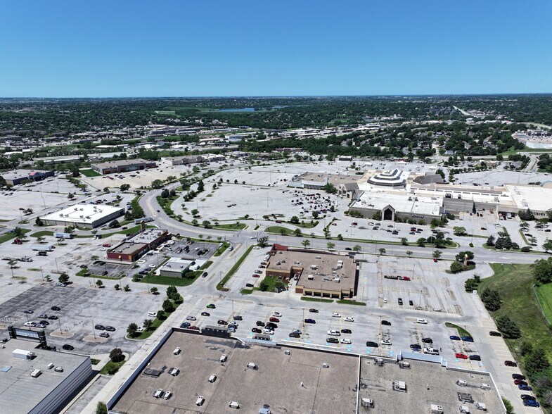More Photos Of 3205-3225 Oak View Dr, Omaha General Retail For Lease
