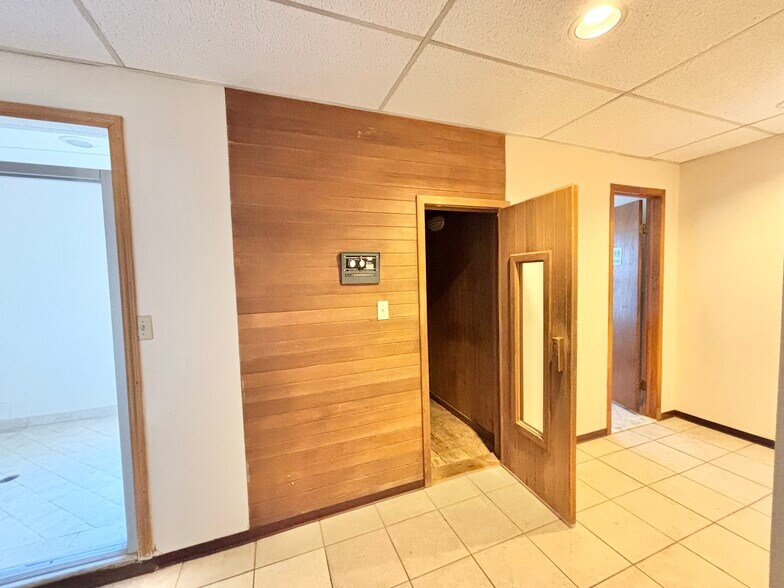 More Photos Of 39 Grenhart Rd, Stamford Freestanding For Lease