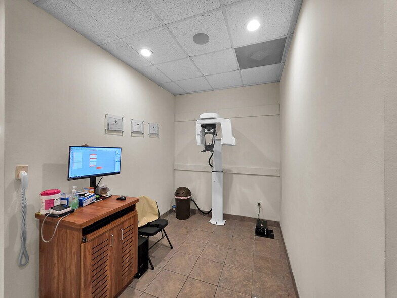 More Photos Of 6429 Fairmont Pky, Pasadena Office For Sale