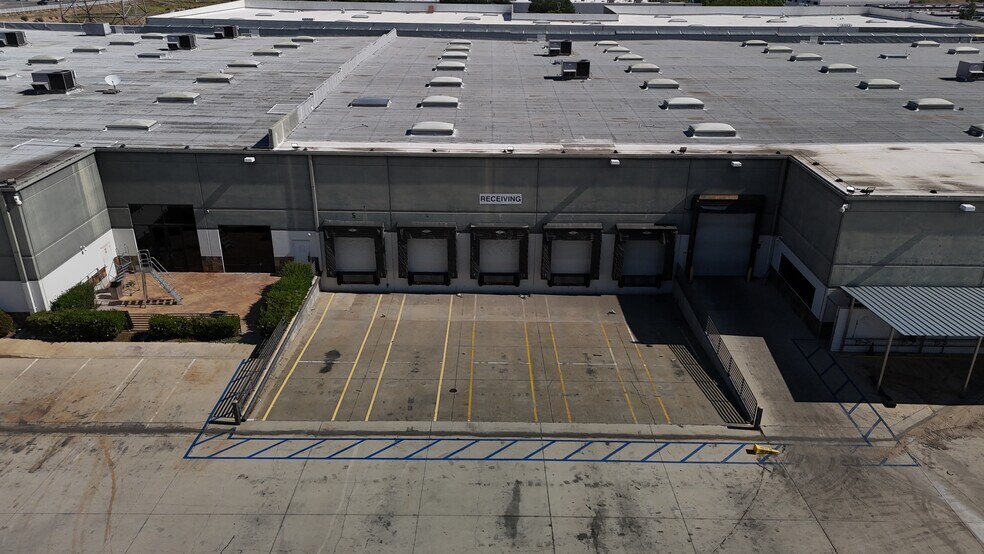 More Photos Of 26455 Ruether Ave, Santa Clarita Showroom For Lease