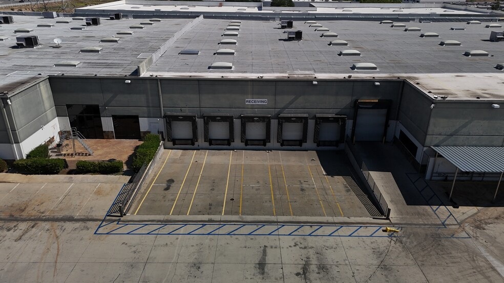 More Photos Of 26455 Ruether Ave, Santa Clarita Showroom For Sale