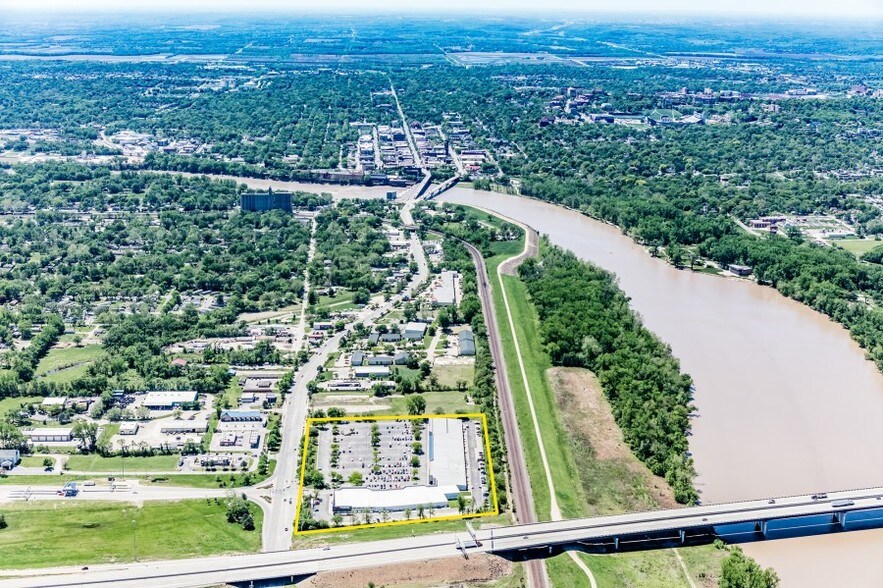 More Photos Of 1025 N 3rd St, Lawrence General Retail For Lease