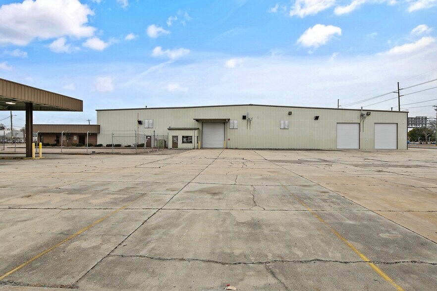 More Photos Of 131 Pepsi Ln, Fayetteville Distribution For Lease