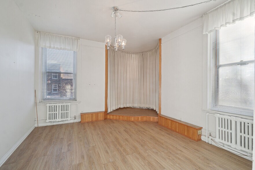 More Photos Of 215 St De Castelnau E, Montréal General Retail For Lease