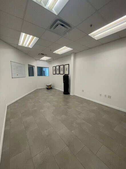 More Photos Of 7075 Kingspointe Pky, Orlando Showroom For Lease