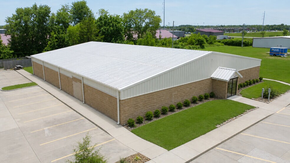 More Photos Of 1604 W Acorn Dr, Rogers Industrial For Lease