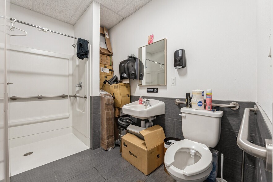 More Photos Of 5500 Merle Hay Rd, Johnston Storefront For Sale