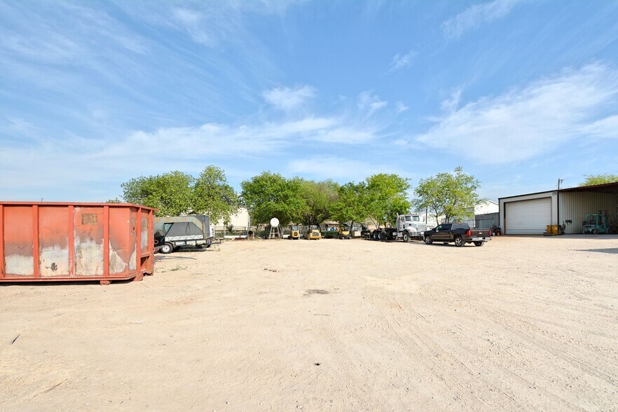 More Photos Of 120 E Zipp Rd, New Braunfels General Retail For Sale
