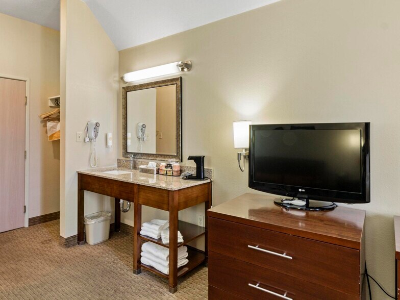 More Photos Of 2970 Idaho St, Elko Hotel For Sale