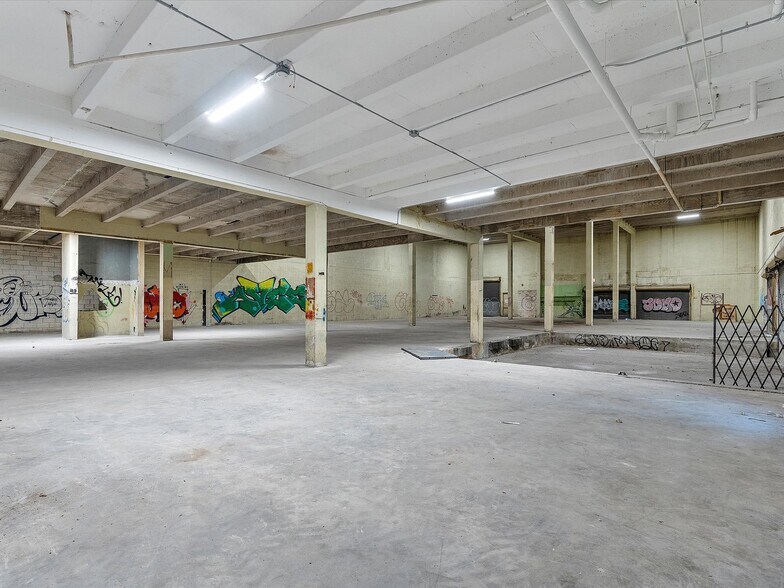 More Photos Of 301 NW 36th St, Miami General Retail For Sale