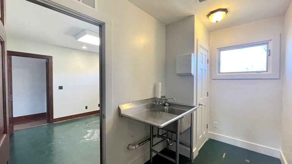 More Photos Of 500 W Nash St, Terrell Medical For Lease