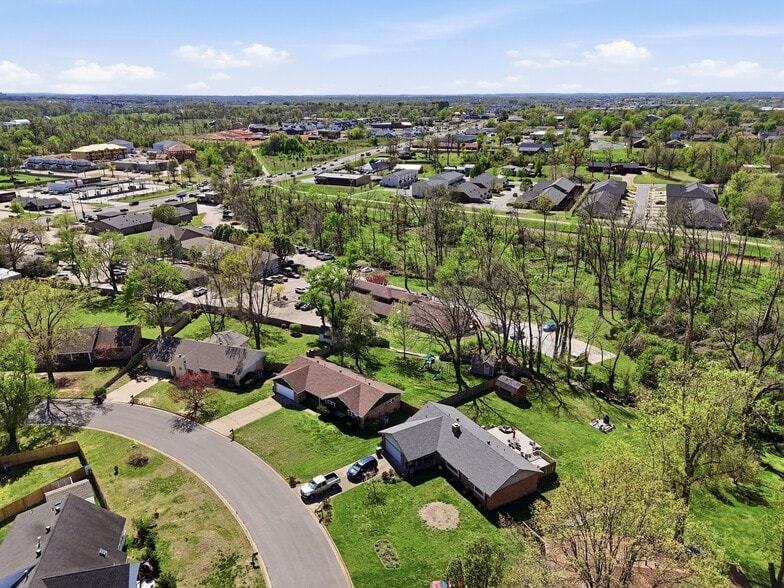 More Photos Of 6 Halsted Cir, Rogers Office For Lease