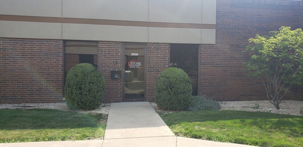 More Photos Of 605 Country Club Dr, Bensenville Warehouse For Lease