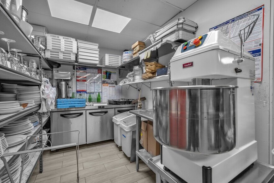 More Photos Of 6020 N Federal Hwy, Boca Raton General Retail For Sale