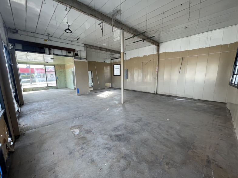 More Photos Of 501 Palo Pinto St, Weatherford Convenience Store For Lease