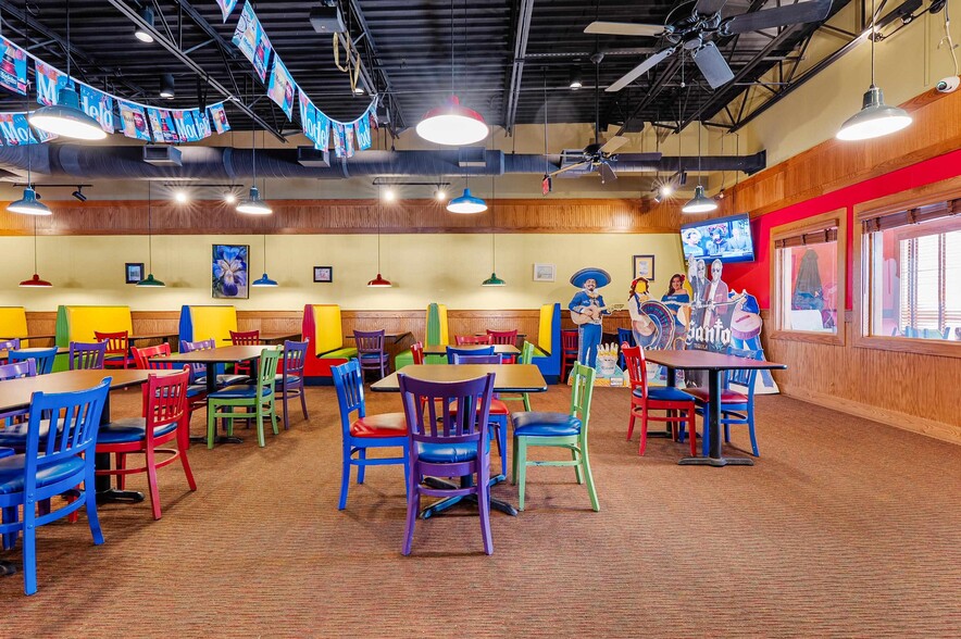 More Photos Of 850 Kepler Dr, Green Bay Restaurant For Sale