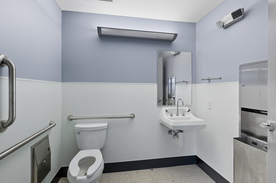 More Photos Of 4680 I-55 N Frontage Rd, Jackson Freestanding For Sale