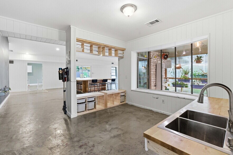 More Photos Of 13617 Fitzhugh Rd, Austin Showroom For Lease