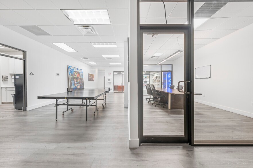 More Photos Of 2500 NW 39th St, Miami Light Distribution For Sale