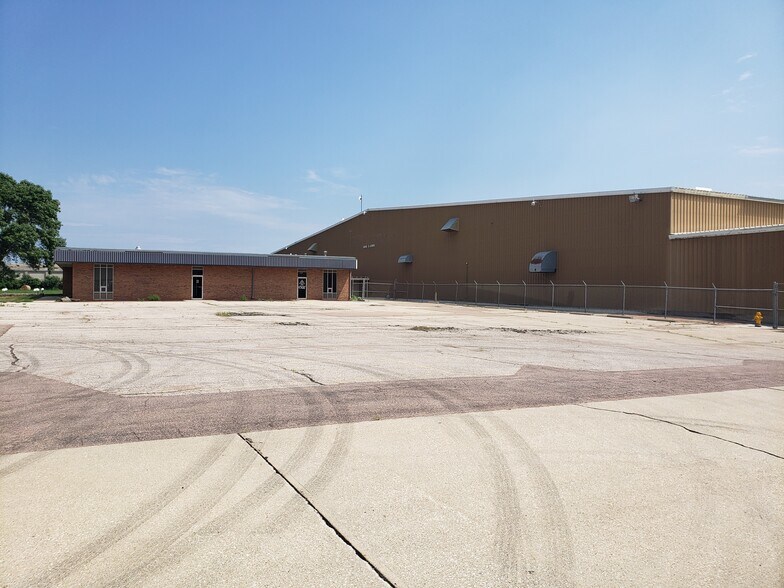 More Photos Of 4600 S Lewis Blvd, Sioux City Warehouse For Lease