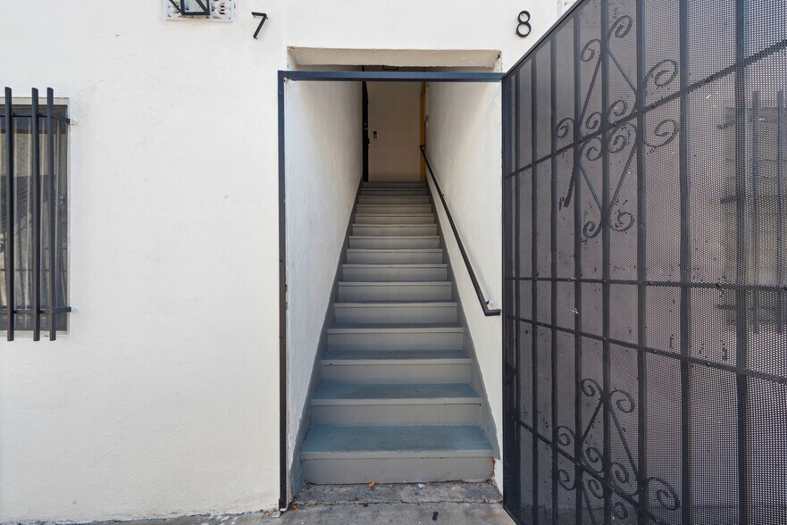 More Photos Of 2325 S Ridgeley Dr, Los Angeles Apartments For Sale