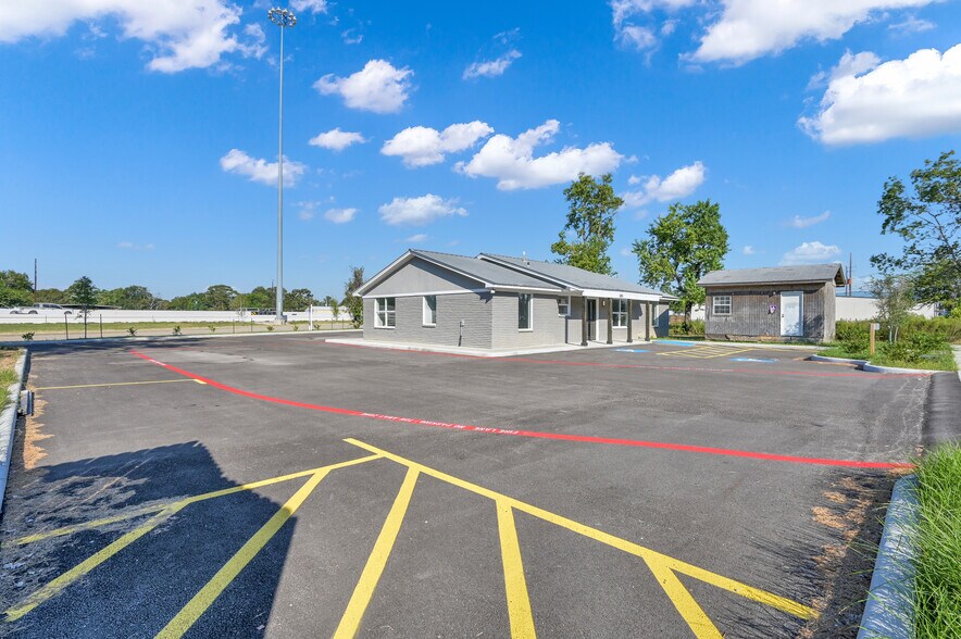 More Photos Of 28011 High Meadow Rd, Tomball Office Residential For Lease