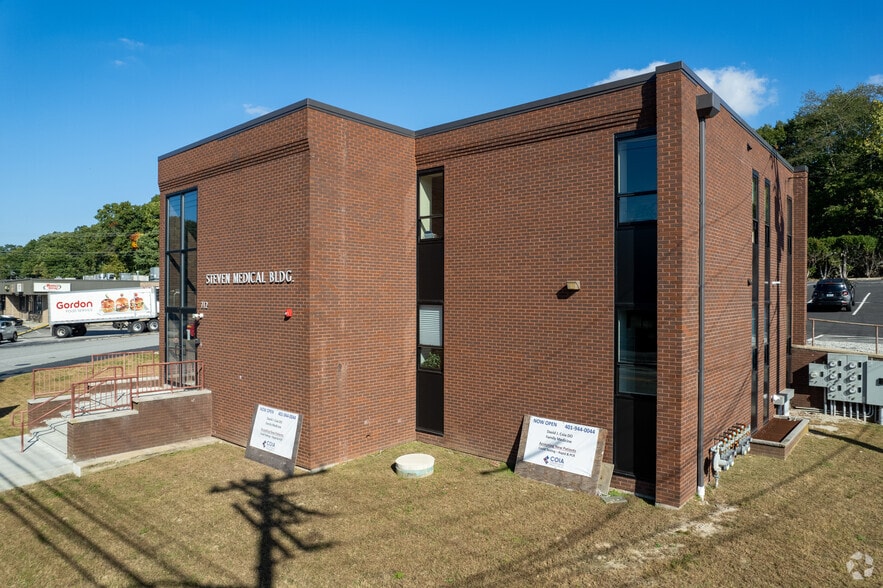 Primary Photo Of 712 Oaklawn Ave, Cranston Medical For Sale