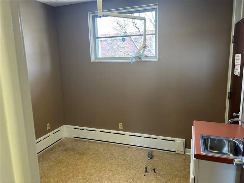 More Photos Of 909 N Logan Ave, Danville Medical For Sale