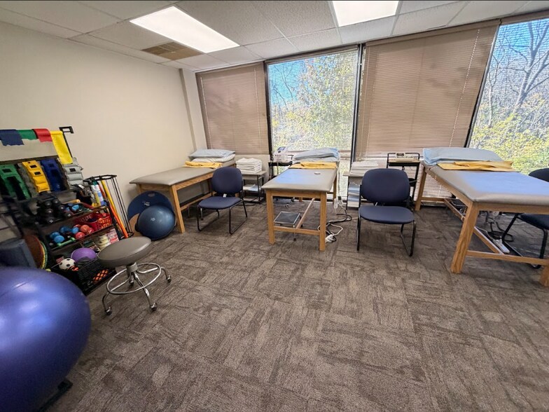 More Photos Of 17 Fontana Ln, Rosedale Office For Sale