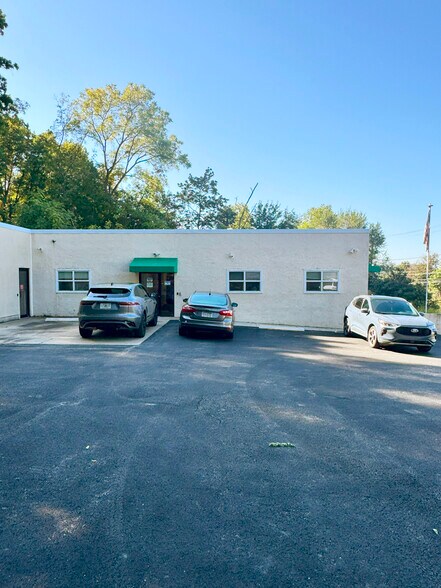 More Photos Of 2741 Noblestown Rd, Pittsburgh Office For Lease
