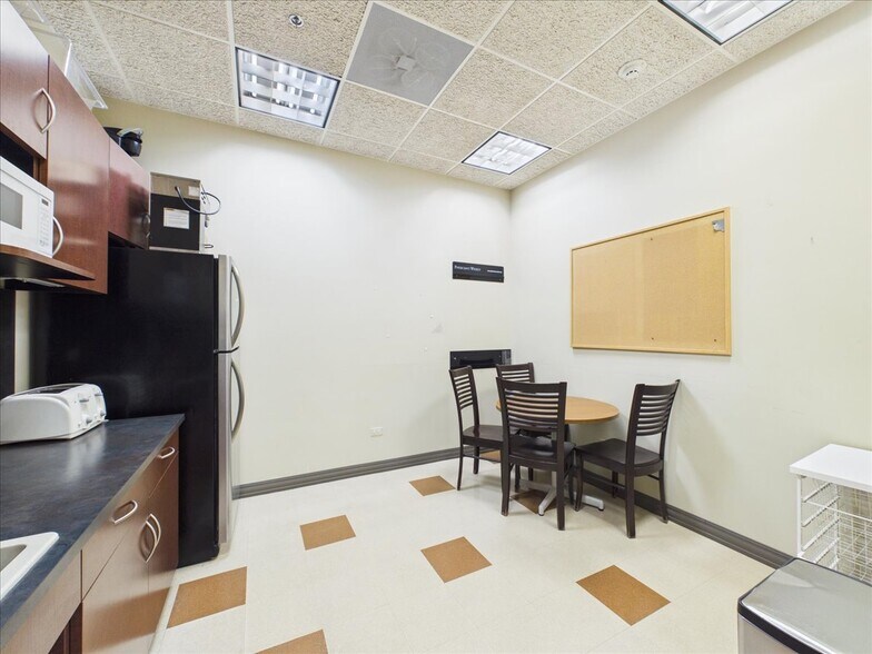 More Photos Of 420 W Northwest Hwy, Barrington Unknown For Lease