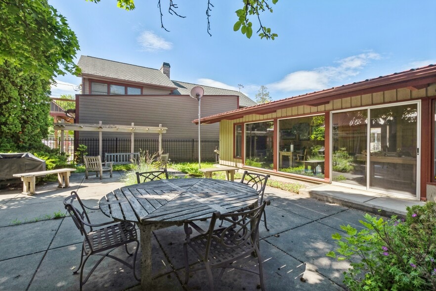 More Photos Of 327 Spokane Ave, Whitefish Flex For Sale