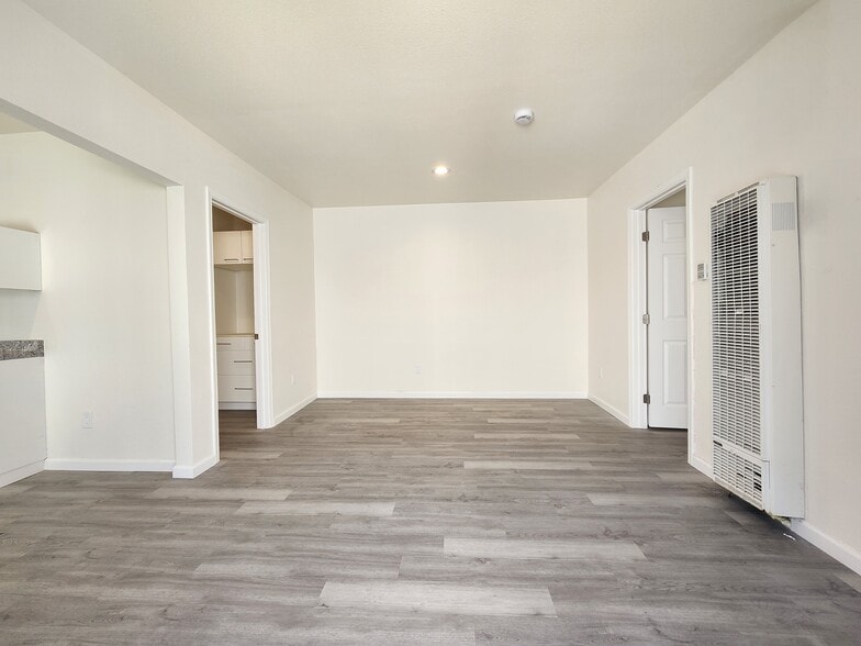 More Photos Of 526-534 W 47th St, Los Angeles Apartments For Sale