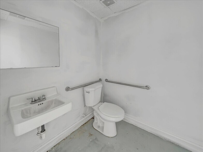 More Photos Of 19276 Hartford St, Edison Freestanding For Sale