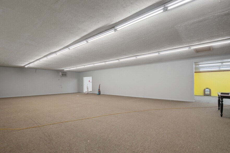 More Photos Of 4017 Dunn Rd, Eastover Showroom For Lease